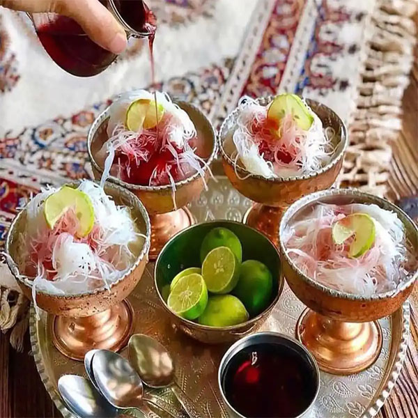 ۱۰ کاربرد خلاقانه رشته فالوده در دسرهای تابستانی