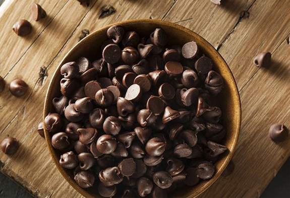 شکلات چیپسی چیست و چه کاربردهایی در قنادی دارد؟